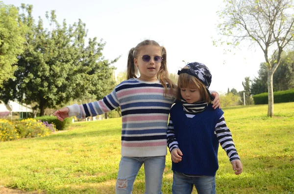 女孩6岁男孩4岁快乐的朋友概念 孩子们在公园里玩耍 这个女孩照顾她的弟弟 — 图库照片