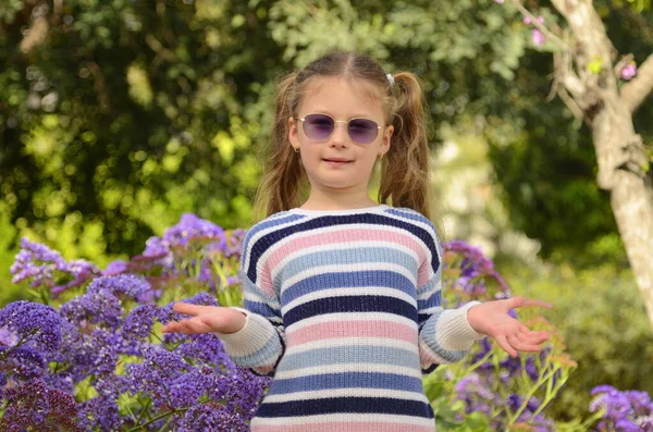 Roztomilá Holka Dvěma Culíky Slunečních Brýlích Procházce Parku Portrét Dítěte — Stock fotografie