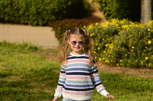 Söt Flicka Med Två Hästsvansar Solglasögon Promenad Parken Porträtt Ett — Stockfoto