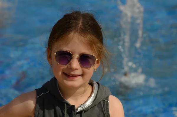 Parkta Yürürken Güneş Gözlüklü Iki Kuyruklu Tatlı Kız Yaşlarında Bir — Stok fotoğraf