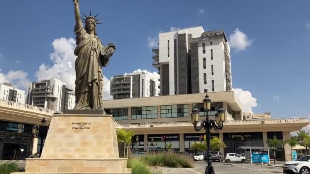 Netivot Israel Noviembre 2022 Modelo Estatua Libertad Frente Complejo Residencial — Vídeo de stock