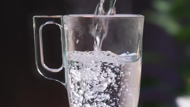 Ein Durchsichtiger Becher Mit Kochendem Wasser Auf Dem Tisch Warmes — Stockvideo