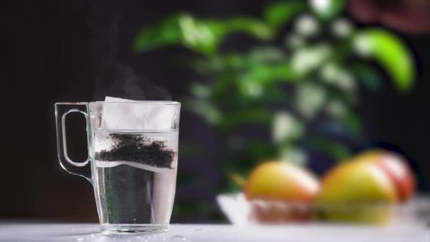 Egy Átlátszó Bögre Asztalon Forrásban Lévő Vízzel Teafilter Feloldódik Víz — Stock videók