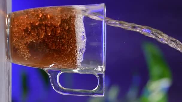 Ένα Φλυτζάνι Τσάι Μια Μαύρη Τσάντα Τσαγιού Διαλύεται Ζεστό Νερό — Αρχείο Βίντεο