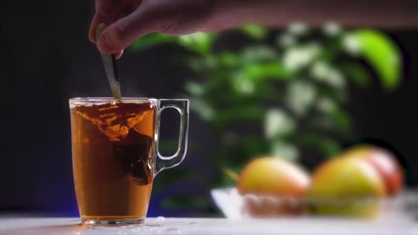 お茶のカップ スローモーション4K お湯にグラスカップとティーバッグ 紅茶の製造 — ストック動画