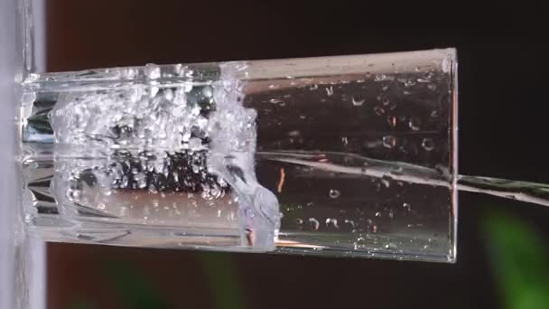 Vidro Com Água Potável Limpa Copo Vidro Está Sobre Mesa — Vídeo de Stock