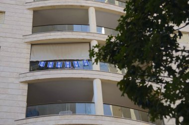 İsrail bayrağı ile süslenmiş balkonlar. İsrail Devleti 'nin Bağımsızlık Günü. İsrail 'de gayrimenkul, modern apartmanlar