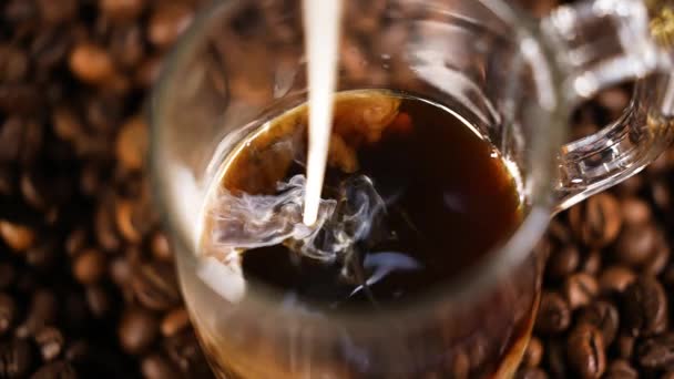 Kawa Mlekiem Przezroczysty Kubek Kawą Przygotowanie Americano Zbliżenie Zwolniony Ruch — Wideo stockowe