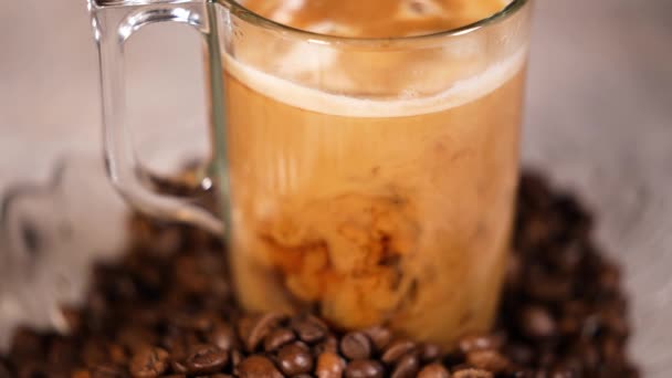 Kaffe Med Mjölk Transparent Kopp Med Kaffe Amerikansk Förberedelse Närbild — Stockvideo