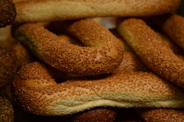 Susamlı simit. Haşhaşlı simit. Doğu pazarında bir fırın vitrini. Türk Simit.