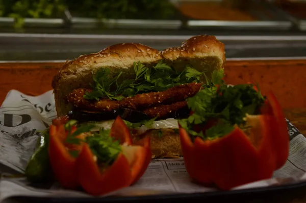 Sándwich Sabih Comida Rápida Israelí Sandwich Con Schnitzel Berenjena —  Fotos de Stock