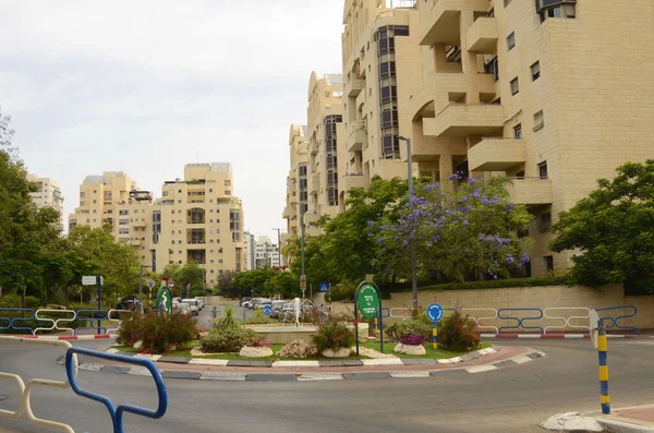 以色列特拉维夫2023年6月6日 住宅区街道 现代公寓楼 开花的树 — 图库照片
