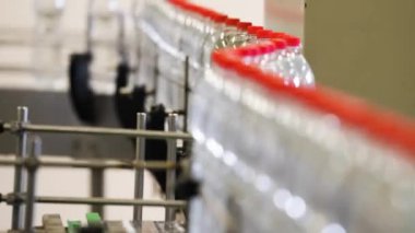 Plastik şişeli taşıyıcı. Maden suyu fabrikası. İçme suyu üretimi. Otomatik satır