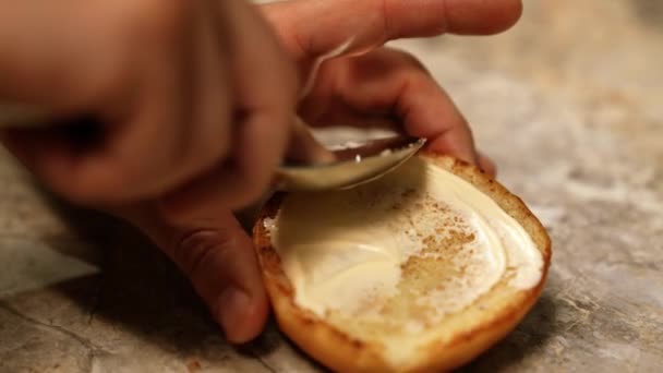 Μπιν Για Χάμπουργκερ Σουσάμι Χέρι Κόβει Ένα Ψωμάκι Απλώνει Λιωμένο — Αρχείο Βίντεο