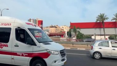 İsrail Bnei Brak 7 Haziran 2023 Coca Cola fabrikası binası. Duvarlarda şirket logosu var. Üretim kapasitesi. Kocaman kırmızı bir kola kutusu..