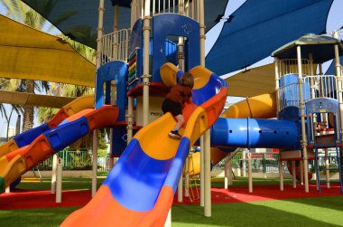 Çocuk parkındaki anaokulu öğrencisi. Summer, çocuk sokakta yürüyor.