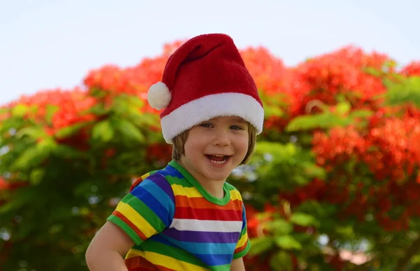 Pozytywny Mały Przedszkolak Kapeluszu Mikołaja Koncepcja Boże Narodzenie Tropikach Ferie — Zdjęcie stockowe