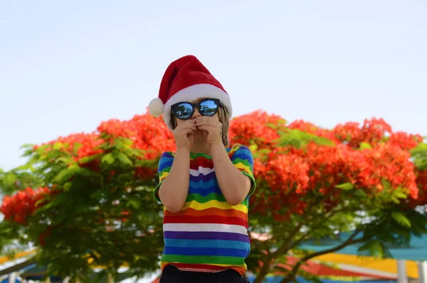 Menino Pré Escolar Positivo Santa Chapéu Conceito Natal Nos Trópicos — Fotografia de Stock