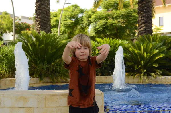 Niño Preescolar Juega Con Agua Una Fuente Verano Vacaciones Viajes — Foto de Stock