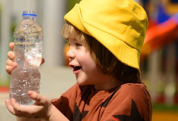 Ένα Χαριτωμένο Αγόρι Πίνει Νερό Από Πλαστικό Μπουκάλι Θερινή Δίψα — Φωτογραφία Αρχείου