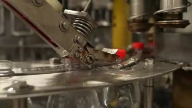 Endüstri için sıvı dolgu ve şişe kaplama makinesi. İçecek fabrikası otomasyon ve otomatikman şişe kaplama makinesi üretimi için işlem aleti kullanır. Şişeleri kapamak için taşıyıcı.