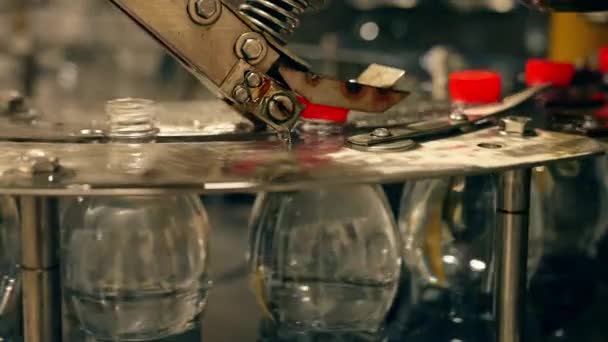 Flüssigkeitsfüll Und Flaschenverschließmaschine Für Die Industrie Die Getränkefabrik Verwendet Automatisierungs — Stockvideo