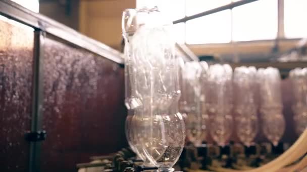 Transporteur Met Plastic Flessen Installatie Voor Productie Van Gebotteld Drinkwater — Stockvideo