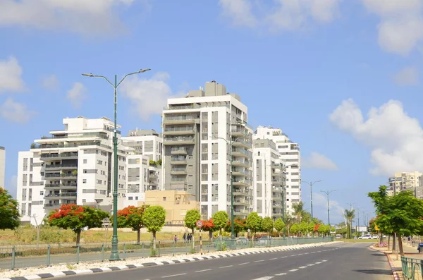 İsrail. Rishon Le Zion 18 Haziran 2023. Çiçekli sokaklar, modern yerleşim alanları. Sokakta ateş ağacı. Gayrimenkul yatırımları