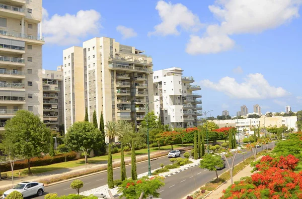 İsrail. Rishon Le Zion 18 Haziran 2023. Çiçekli sokaklar, modern yerleşim alanları. Sokakta ateş ağacı. Gayrimenkul yatırımları