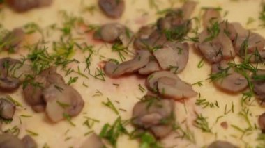 Sosisli, tavuklu ve mantarlı pizza iştah açıcı. Yakın plan, eller bir dilim pizza alır, pizza keser..