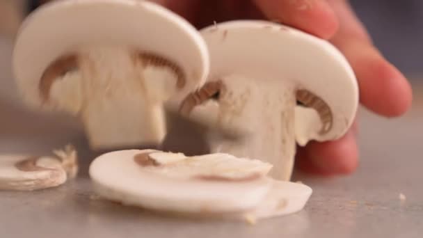 Σεφ Κόβει Μανιτάρια Champignon Ένα Μεγάλο Μαχαίρι Μάγειρας Βάζει Ψιλοκομμένα — Αρχείο Βίντεο