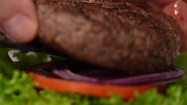 Memasak Hamburger Potongan Daging Atas Roti Close Slow Motion — Stok Video