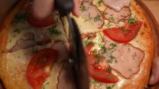 Апетитна Піца Ковбасою Куркою Грибами Чемпіонами Крупним Планом Руки Беруть — стокове відео