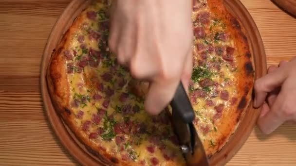 Πίτσα Λουκάνικο Κοτόπουλο Μανιτάρια Champignon Κοντινό Πλάνο Χέρια Πάρτε Ένα — Αρχείο Βίντεο