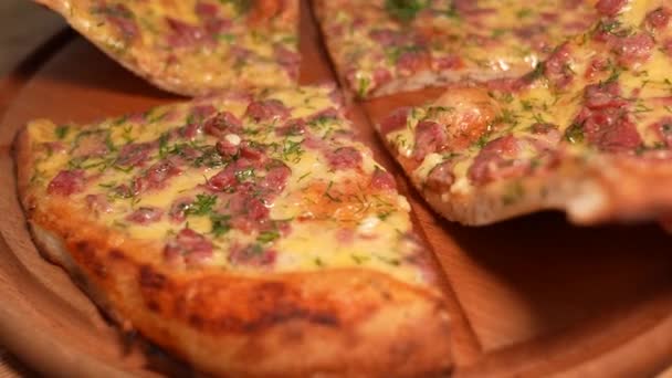 ソーセージとピザを食欲をそそります シャンパンキノコと クローズアップ 手はピザのスライスを取る ピザをカット — ストック動画