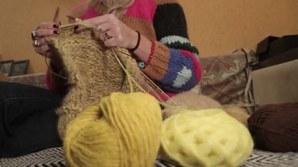 Damskie Dłonie Trzymają Druty Robótek Ręcznych Kobieta Szybko Robi Drutach — Wideo stockowe
