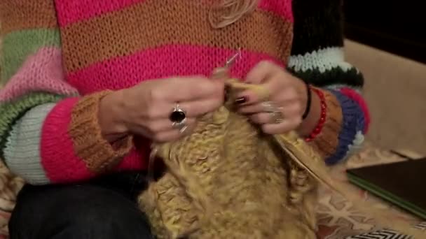 Mãos Das Mulheres Seguram Agulhas Tricô Uma Mulher Rapidamente Tricota — Vídeo de Stock