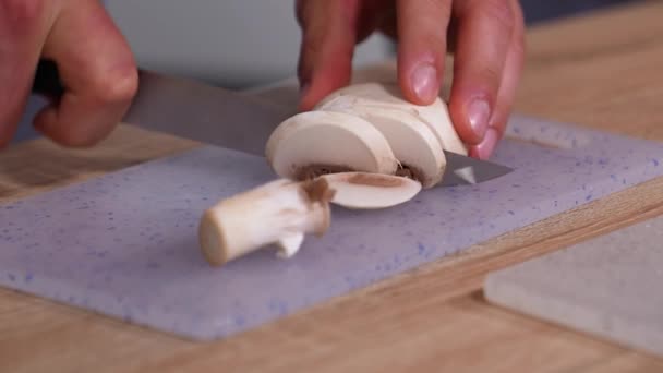 Chef Corta Cogumelos Champignon Faca Close Champinhons — Vídeo de Stock