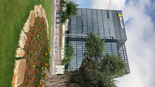 Microsoft Skylt Kontorsbyggnaden Logotyp Microsoft Forsknings Och Utvecklingscenter Israel Herzliya — Stockvideo
