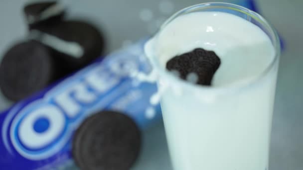 Γάλα Μπισκότα Μπισκότα Σοκολάτας Επιπλέουν Στο Γάλα Oreo Γάλα Κλασικός — Αρχείο Βίντεο