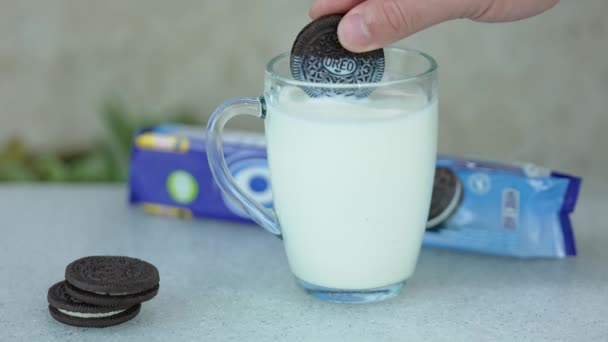 Milch Mit Keksen Schokoladenkekse Schwimmen Milch Oreo Mit Milch Eine — Stockvideo