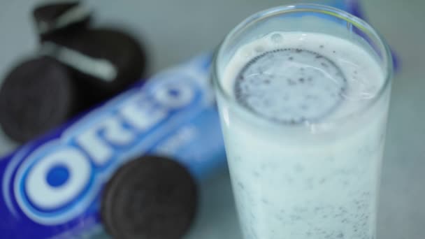 Γάλα Μπισκότα Μπισκότα Σοκολάτας Επιπλέουν Στο Γάλα Oreo Γάλα Κλασικός — Αρχείο Βίντεο