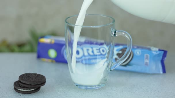 Blaue Verpackung Von Oreo Cookies Hintergrund Glas Milch Mit Schokoladenkeksen — Stockvideo