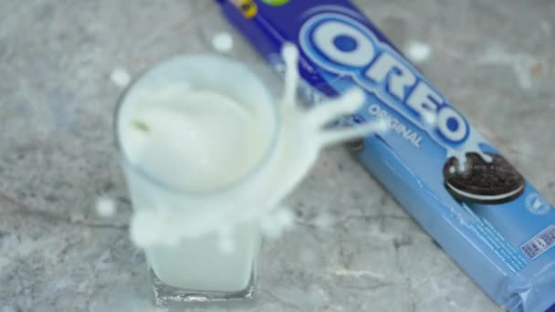 Blauwe Verpakking Van Oreo Koekjes Achtergrond Glas Melk Met Chocoladekoekjes — Stockvideo