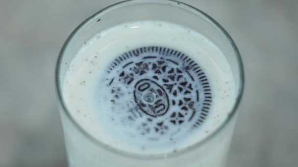 쿠키넣은 초콜릿 쿠키는 우유에 나온다 우유를 곁들인오 전형적 조합이야 파란색 — 비디오