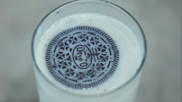 쿠키넣은 초콜릿 쿠키는 우유에 나온다 우유를 곁들인오 전형적 조합이야 파란색 — 비디오