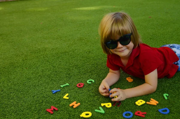Niño Edad Preescolar Juega Con Letras Inglesas Aprender Alfabeto Jardín —  Fotos de Stock