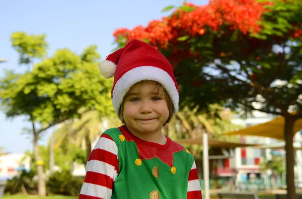 Pozytywny Dzieciak Czapce Mikołaja Okularach Przeciwsłonecznych Święta Bożego Narodzenia Lato — Zdjęcie stockowe