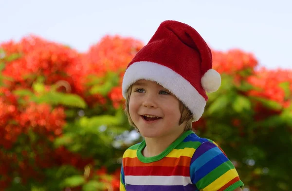 Pozytywny Dzieciak Czapce Mikołaja Okularach Przeciwsłonecznych Święta Bożego Narodzenia Lato — Zdjęcie stockowe