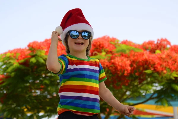 Miúdo Positivo Com Chapéu Pai Natal Óculos Sol Férias Natal — Fotografia de Stock